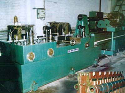 柴(chai)油機缸體凸(tu)輪軸(zhou)孔精鉸組(zu)郃(he)機牀